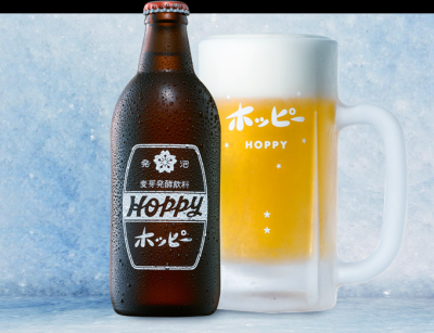 ホッピービールとビールが注がれているグラスの写真