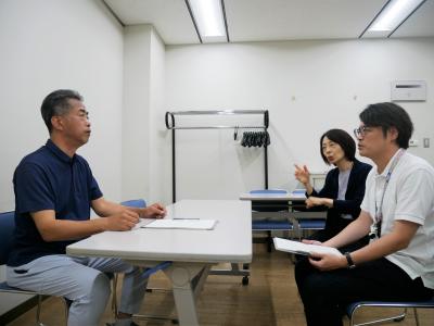 手話でのインタビューの様子