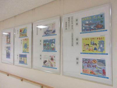 環境啓発・ごみ減量ポスターの展示の様子