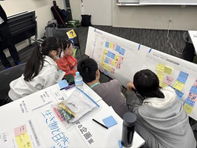 付箋を見て取組内容を確認する様子