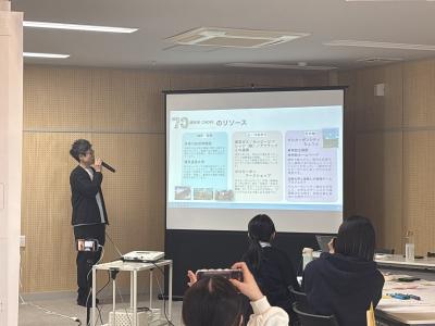調布市の取組を発表している様子