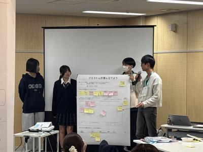 グループごとに発表している様子