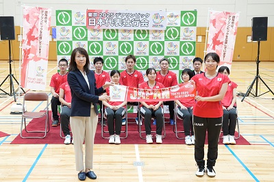 壮行会でタオルを受取る矢ケ部真衣選手の写真