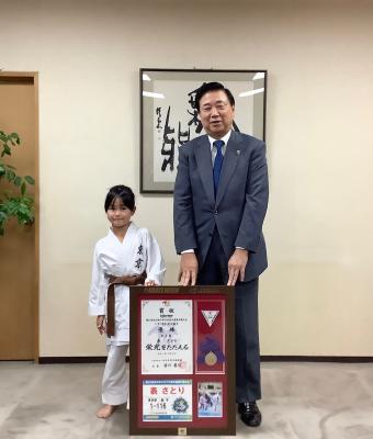 表さんと市長の記念写真