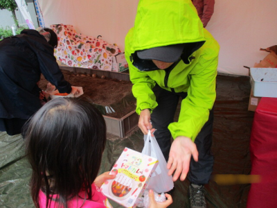 参加者に配られた70周年記念のカレー配布の様子