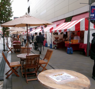 飲食したり休憩できるテーブルとパラソルの様子