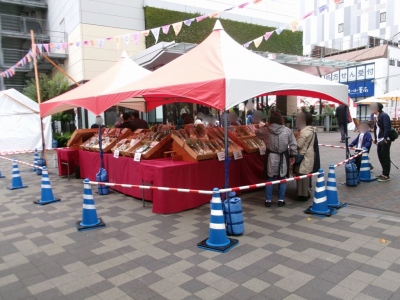 野菜を購入している様子