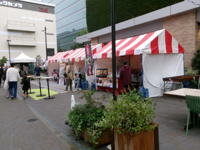 飲食店のテントと刊行物紹介のテント