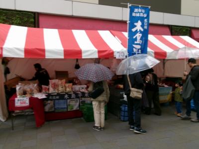 木島平ブースで購入している市民の様子