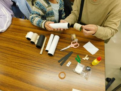 望遠鏡工作をしている様子の写真