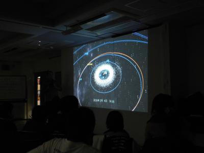 宇宙シミュレーターを壁に映し出している様子の写真