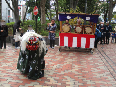 獅子舞の演舞の様子
