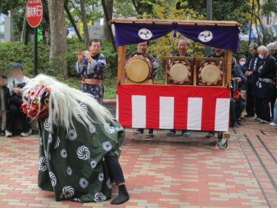 お囃子にあわせて舞う獅子舞