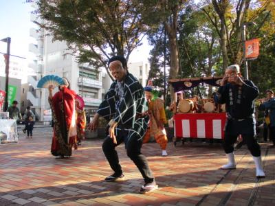 お囃子にあわせた演舞のようす