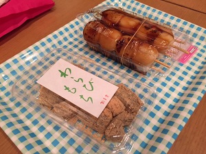 軽食で出たわらび餅の写真