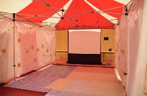 テントで作った上映会場の写真