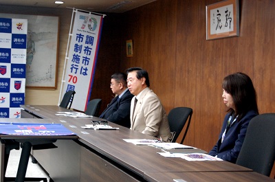 選手たちに労いの言葉をかける市長