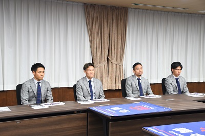 表敬訪問されたFC東京選手の写真