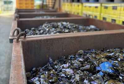 細かく砕かれたリターナブル瓶の写真