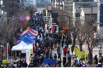 イベント当日のスタジアム通りの画像