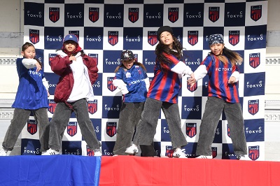 D'zダンススクールのダンスパフォーマンスの画像