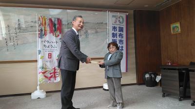 特定非営利活動法人羽ばたく会へ寄付した様子