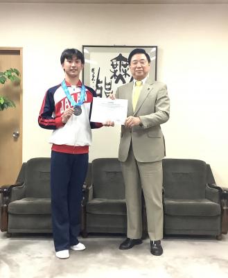 花輪選手と市長の記念写真