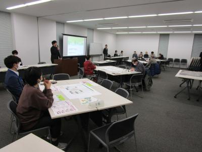 グループワークの説明を聞いている様子