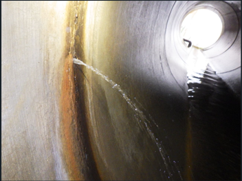 地下水が下水道管に侵入している写真