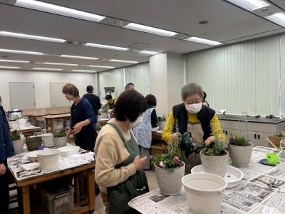 ビオラガーデニング講習で講師が指導している様子