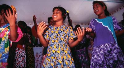 日曜教会でダンスするサンディーナちゃんの写真