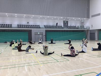 フィットネスで準備運動している様子