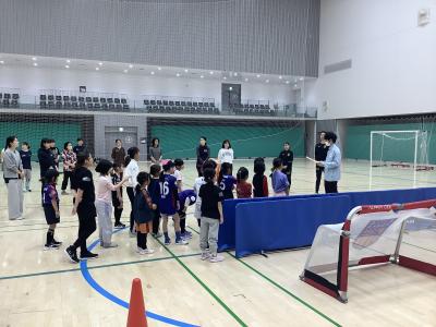 主催者からの説明を集まって聞いてる様子