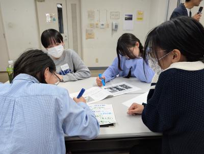 中学生グループのディスカッションの様子