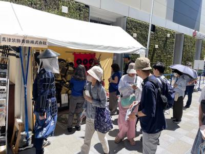 「映画のまち調布」ゾーンでの甲冑展示の様子