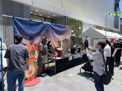 「映画のまち調布」ゾーンでの角川大映スタジオの大魔神・ガメラの立像展示の様子