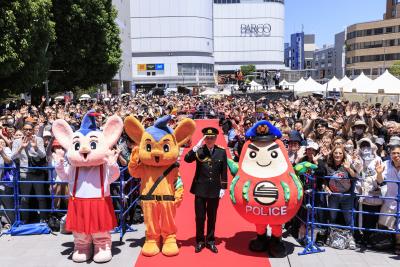 舘ひろし氏一日警察署長任命式&トークイベントの記念写真