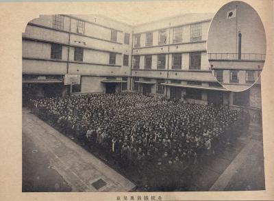 全校職員および児童の写真