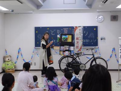 紙芝居師せんべいさんの紙芝居口演の写真