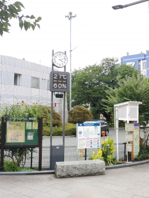 温湿度表示付時計台の写真