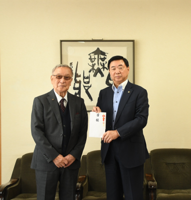 時計台をご寄贈いただいた島田政治さん(左側)の写真