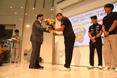 市長からサントリー選手への花束贈呈の様子