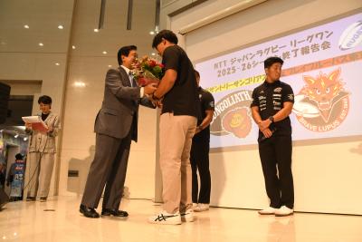 市長から東芝の選手への花束贈呈の様子