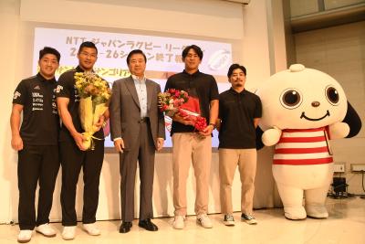 市長と選手とラガマルくんでの記念撮影