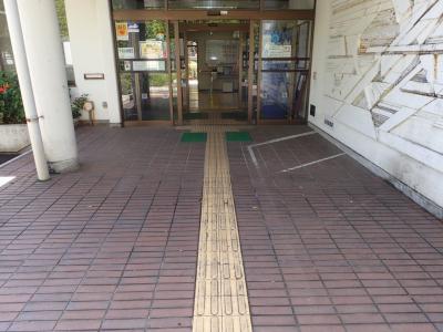改修工事を実施するエントランス(施設入口)の写真