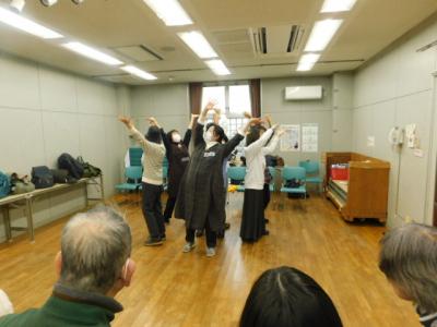 演劇教室にて演劇をしている写真