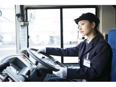 京王バス女性運転士の画像