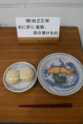 明治22年の給食の様子