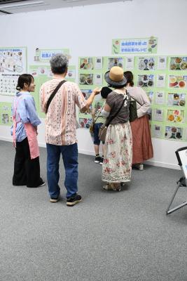 レシピを見学する様子