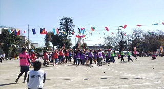 地域運動会で玉入れをしている写真